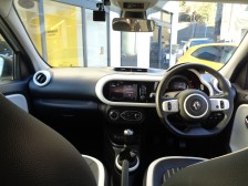 いつの時代も人間工学を積極的に取り入れてきたルノーならではのレイアウトとなっております。