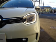 ヘッドランプから下方に伸びるＣシェイプＬＥＤ。デイタイムランプとして点灯し、周囲に存在を知らせる。