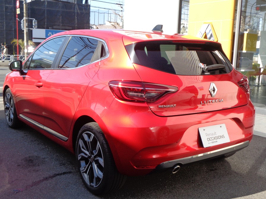 最新のルノーデザイン言語のスタイルは、立体的な有機的ラインで構成され、引き締まったアスリートを連想させます。