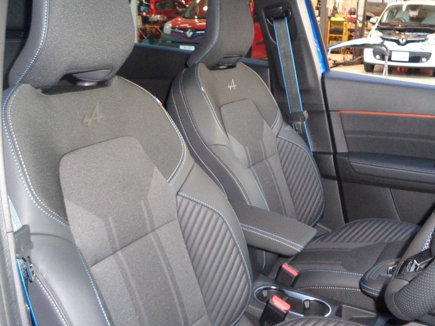 やや大柄なシートサイズとクッション容量を十分に確保したシートは長距離移動でも疲れ知らず。