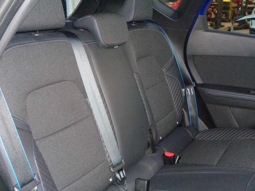 ｸﾛｽｵｰﾊﾞｰとなったボディ空間の恩恵、前後のスライド、リクライニングが可能な快適リヤシート。　レッグスペースの拡大、ラッゲジスペースの拡大に便利で、室内またはラッゲジスペースからも操作可能です。