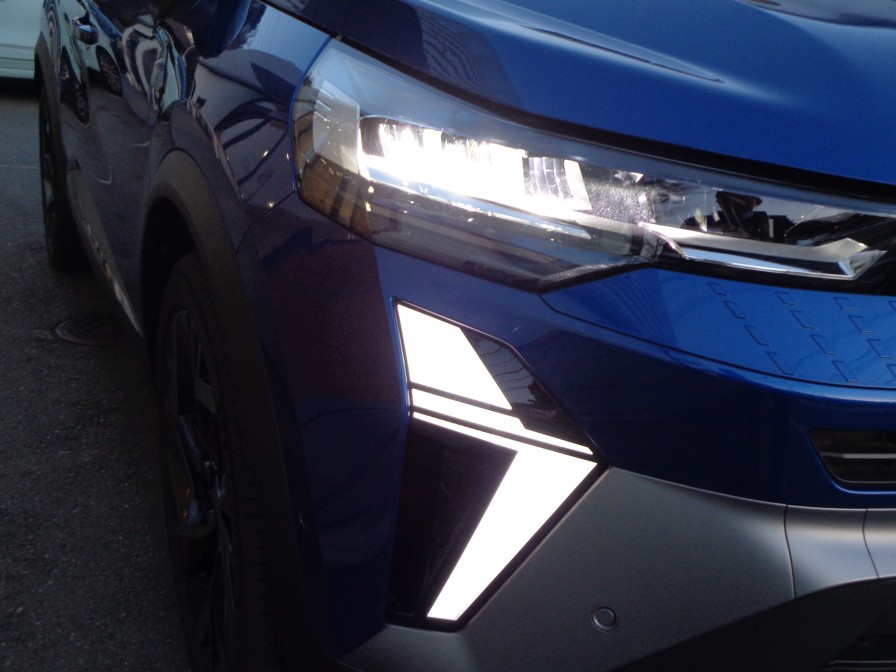 ルノーのエンブレム「ロサンジュ」をモチーフにしたフィニッシャーを採用