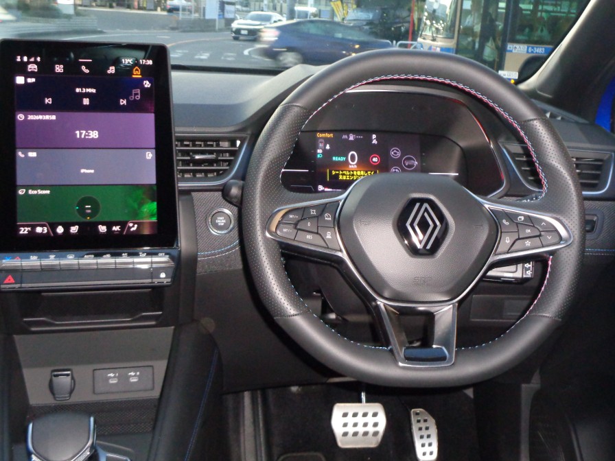 いつの時代も人間工学を積極的に取り入れてきたルノーならではのレイアウトとなっております。