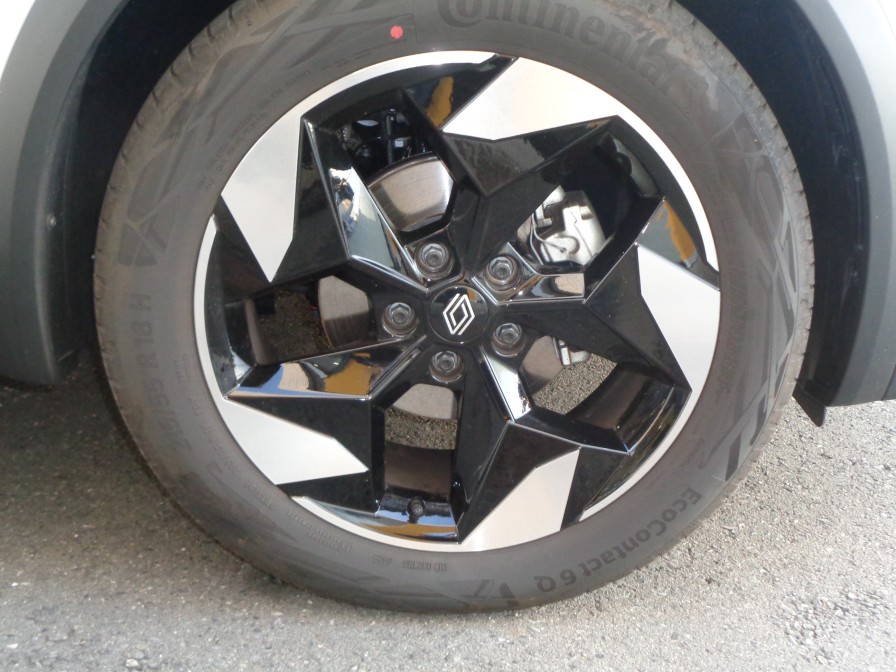 標準装着ホイール以外にも多彩な純正オプションホイールや社外品のお取付もお気軽にご相談ください。