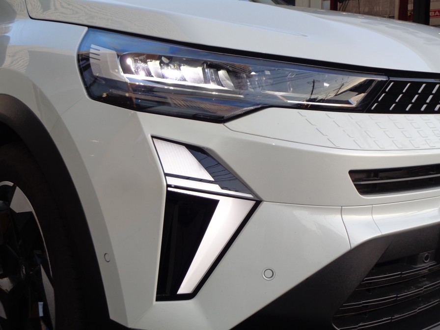 ハーフダイヤモンドシェイプがモダンで生き生きとした雰囲気を創出