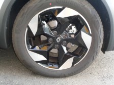 標準装着ホイール以外にも多彩な純正オプションホイールや社外品のお取付もお気軽にご相談ください。