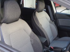 やや大柄なシートサイズとクッション容量を十分に確保したシートは長距離移動でも疲れ知らず。