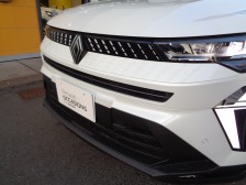 新ロゴと多面的グリルによるエレガントでテクノロジカルな印象