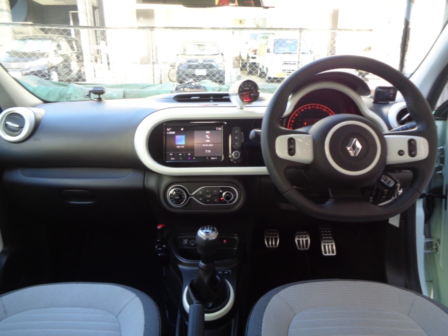 いつの時代も人間工学を積極的に取り入れてきたルノーならではのレイアウトとなっております。