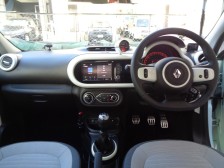 いつの時代も人間工学を積極的に取り入れてきたルノーならではのレイアウトとなっております。