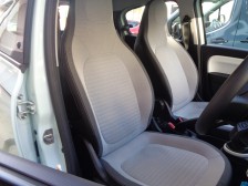 コンパクトボディとぐいぐい切れる前輪角で、どんなところにも行ける安心感が強みです。