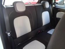 コンパクトボディでも各所にこらした工夫で、退屈させない空間に仕上がっています。