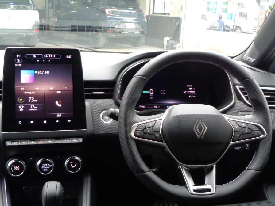 いつの時代も人間工学を積極的に取り入れてきたルノーならではのレイアウトとなっております。