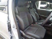 やや大柄なシートサイズとクッション容量を十分に確保したシートは長距離移動でも疲れ知らず。