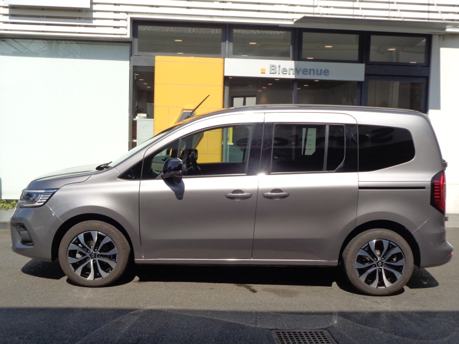 最新のルノーデザイン言語のスタイルは、立体的な有機的ラインで構成され、引き締まったアスリートを連想させます。