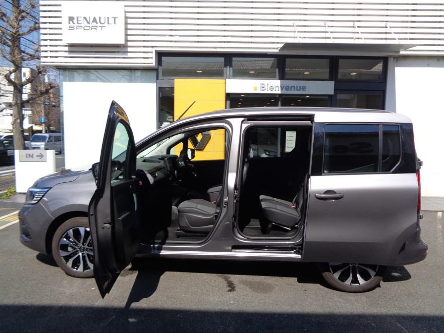 信頼・確実性と堅牢性に富む手動式両側スライドドア。やはり便利です。