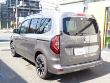 車内容積と使い勝手をとことん追求したら、この形になりました。今でもワン＆オンリーのカングーです。