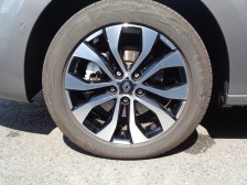 標準装着ホイール以外にも多彩な純正オプションホイールや社外品のお取付もお気軽にご相談ください。