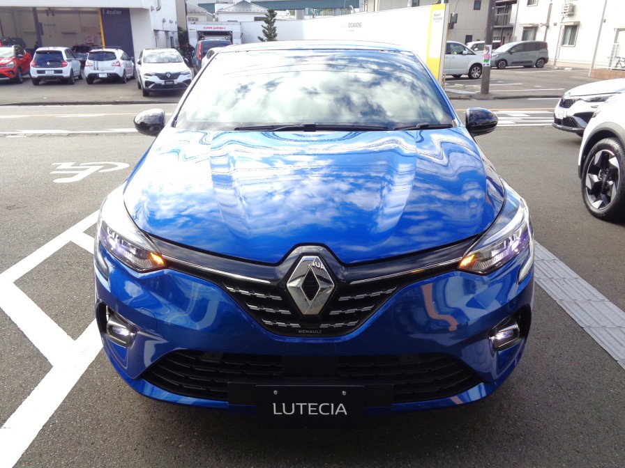 ルノーの最新デザインを反映したＣシェイプＬＥＤを組み込んだ、フルＬＥＤヘッドランプ。