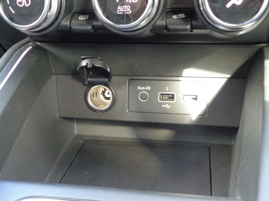 スマホや携帯音楽プレーヤーなどの外部機器を接続できる入力端子です