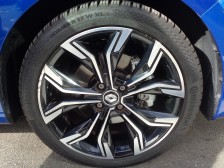 標準装着ホイール以外にも多彩な純正オプションホイールや社外品のお取付もお気軽にご相談ください。