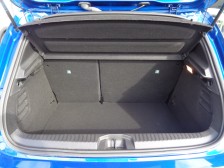 奥行き、高さともにデイリーユースでは充分なラゲッジスペース。