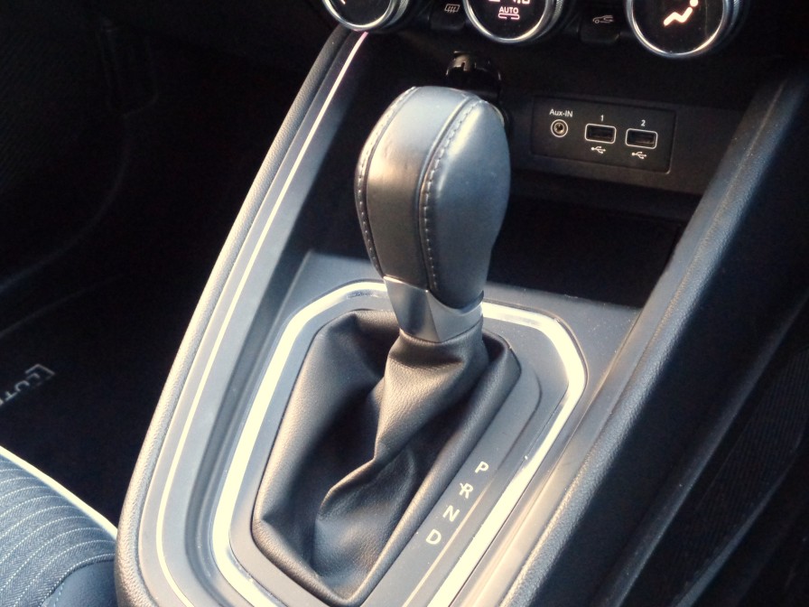 ７速デュアルクラッチトランスミッションは、スムーズなギアチェンジ、継ぎ目のないシームレスな加速を実現。低速域では優れた柔軟性を発揮し、高効率エンジンとの組み合わせにより、燃料消費の低減にも貢献。ｖ