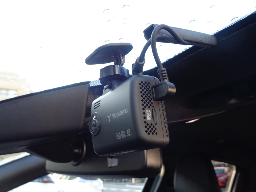 走行中に発生したアクシデントなどを、このドライブレコーダーが記録します。万が一の時の証拠資料として有効だから安心です。