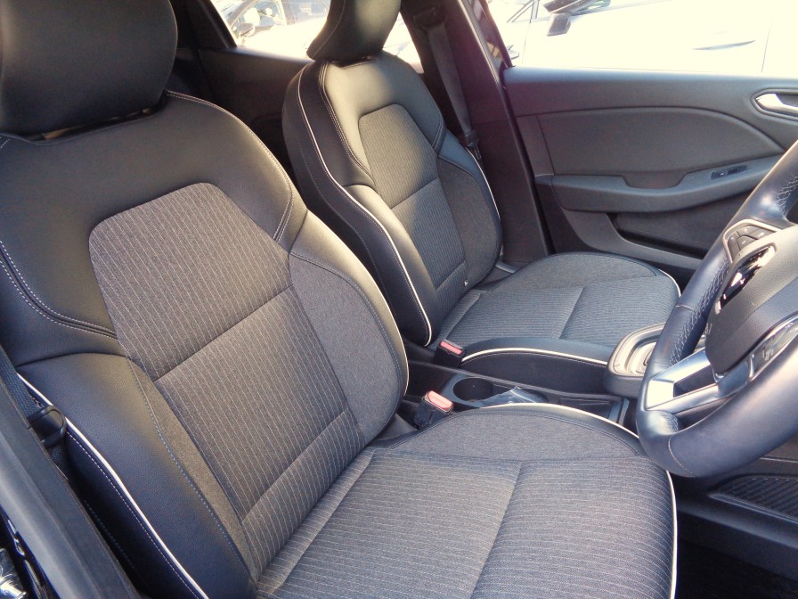 いつの時代も人間工学を積極的に取り入れてきたルノーならではのレイアウトとなっております。