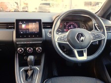 いつの時代も人間工学を積極的に取り入れてきたルノーならではのレイアウトとなっております。