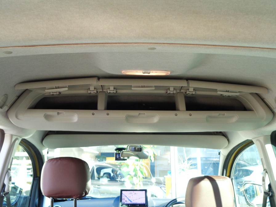 後席上には3つの扉で分割された収納BOXを配置。車内で使う様々なものをスマートに収納可能です。