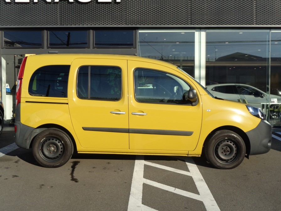 信頼・確実性と堅牢性に富む手動式両側スライドドア。やはり便利です。