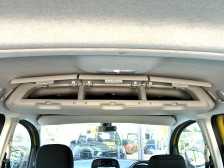 後席上には3つの扉で分割された収納BOXを配置。車内で使う様々なものをスマートに収納可能です。