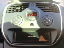 温度を設定すれば、風量から吹き出し口までフルオートコントロールで快適空調です。