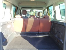 奥行き、高さともにたっぷり取られた　ラゲッジスペース。分割可倒リヤシートだから便利に使えます。