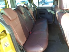 カングーの後席は快適性だけでなく、楽しさ、思い出をいっぱい積み込める空間となりました。