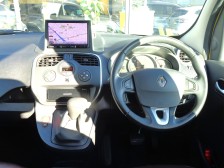 いつの時代も人間工学を積極的に取り入れてきたルノーならではのレイアウトとなっております。