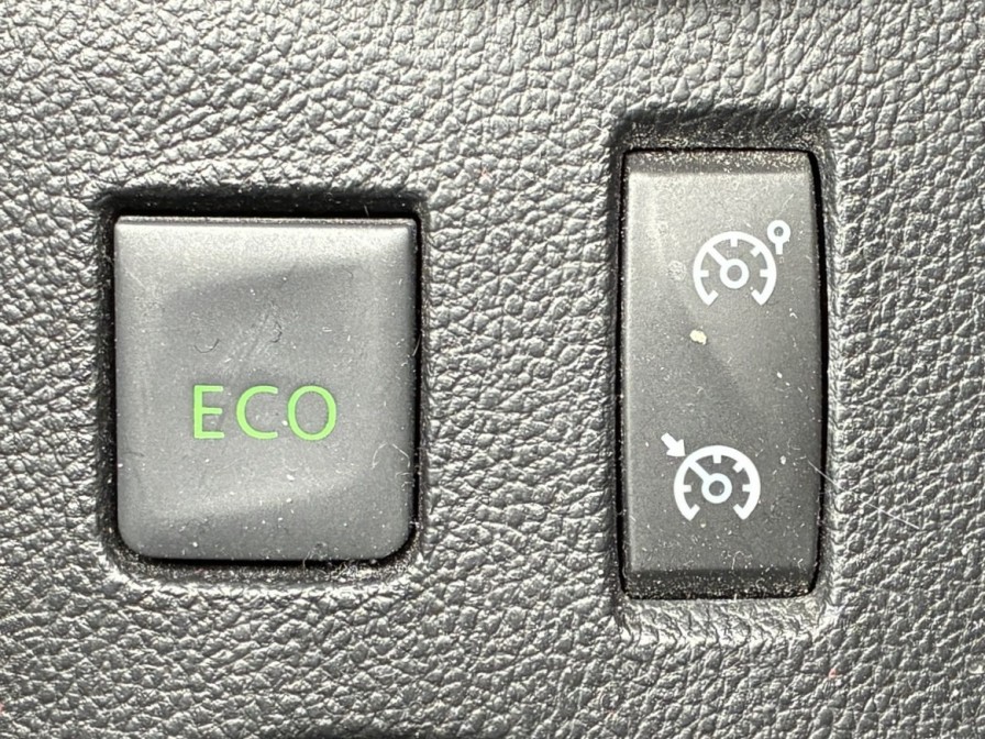 高速道路などで定速走行する際、アクセル操作から開放させてくれるクルーズコントロールを装備。安心のスピードリミッター機能も付いてます。