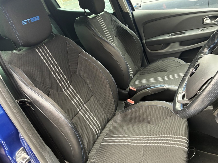 ルノー・スポールの専用チューニングによって、スポーツ性溢れる走行性能と硬すぎない乗り味が高次元で融合