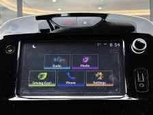 タッチスクリーンは指先で簡単操作。更にプロファイル機能を備えユーザー設定することで、写真や言語、メーターパネルなどをカスタマイズ。そしてスマフォ画面を表示できるミラーリング機能も装備。